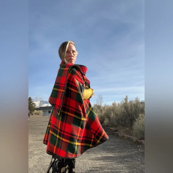 Vintage! “Newburry Street” REVERSIBLE Tartan Plaid Cape With Neck Wrap - Picture 4 of 7